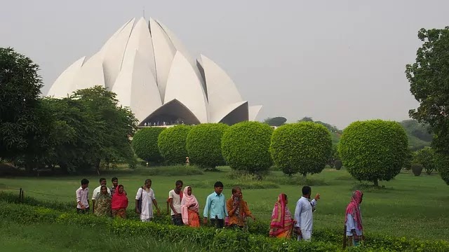 Lotus Temple Green Field - Lotus Temple (Bahá'í Temple) Travel Guide Lotus Temple Green Field - Lotus Temple (Bahá'í Temple) Travel Guide